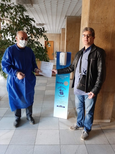 Ротари клуб Смолян дари станции за дезинфекция на болницата в Смолян.