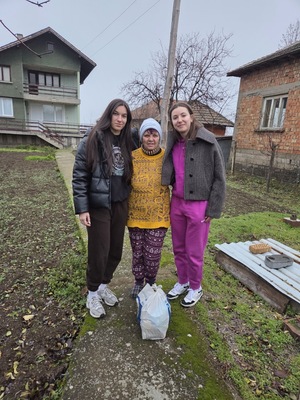 ИАК СМГ Купи и дари vol. 3: По Коледа стават чудеса -  15 тона хранителни продукти достигнаха до над 1300 човека