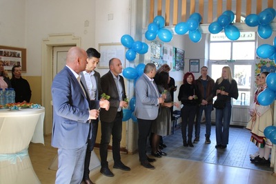 С грижа за образованието: Ротари клуб Банско - Разлог дари интерактивна дъска за учениците в ОУ “Св. Климент Охридски” гр. Добринище