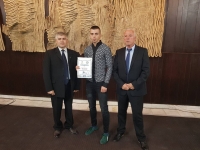 Зрелостникът Константин Михайлов е носителя на Президентската стипендия на Ротари клуб Нова Загора.